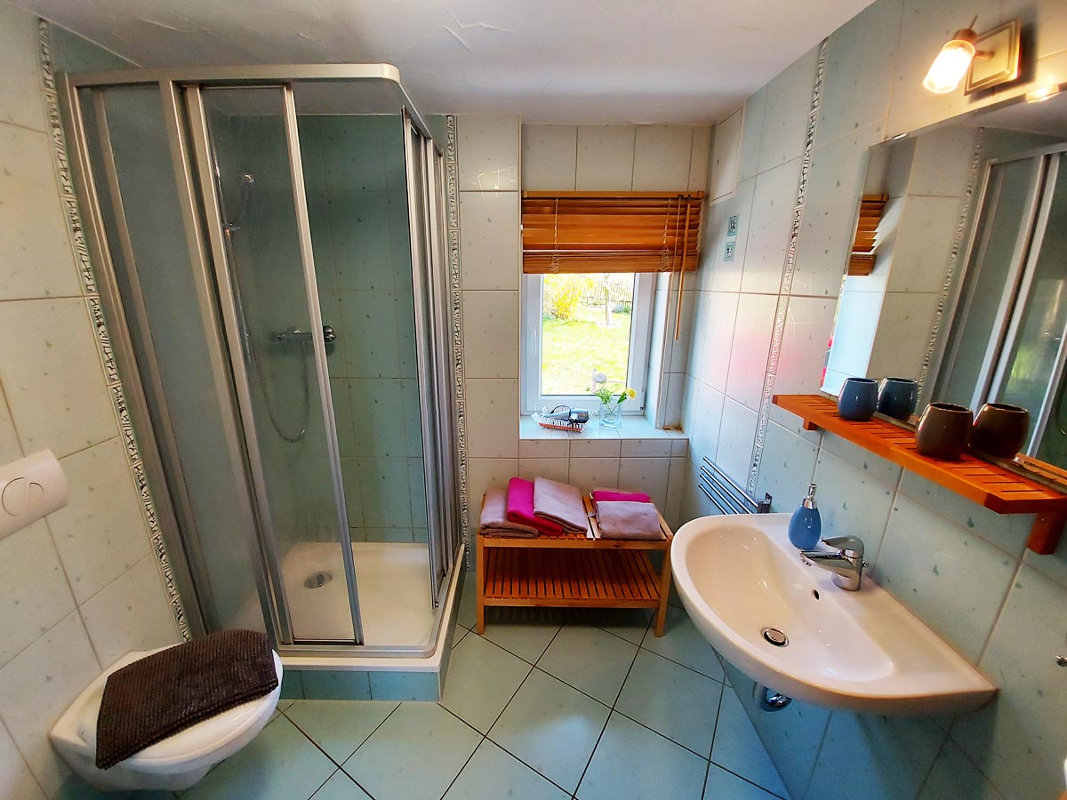 Ferienhaus Schrammsteinblick - Ferienwohnung2 - Badezimmer mit Dusche und WC
