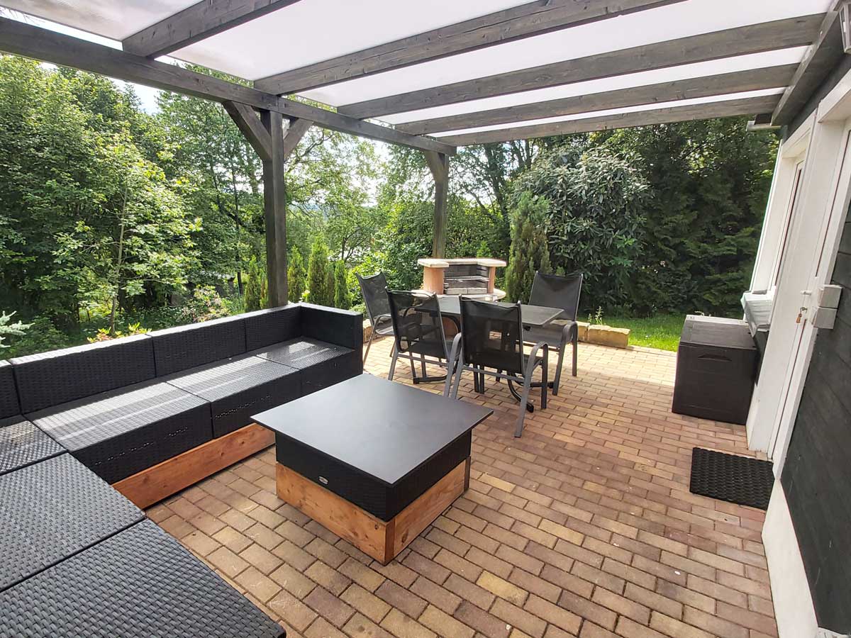 Ferienhaus Dorfbachklamm - Terrasse mit gemütlicher Sitzecke