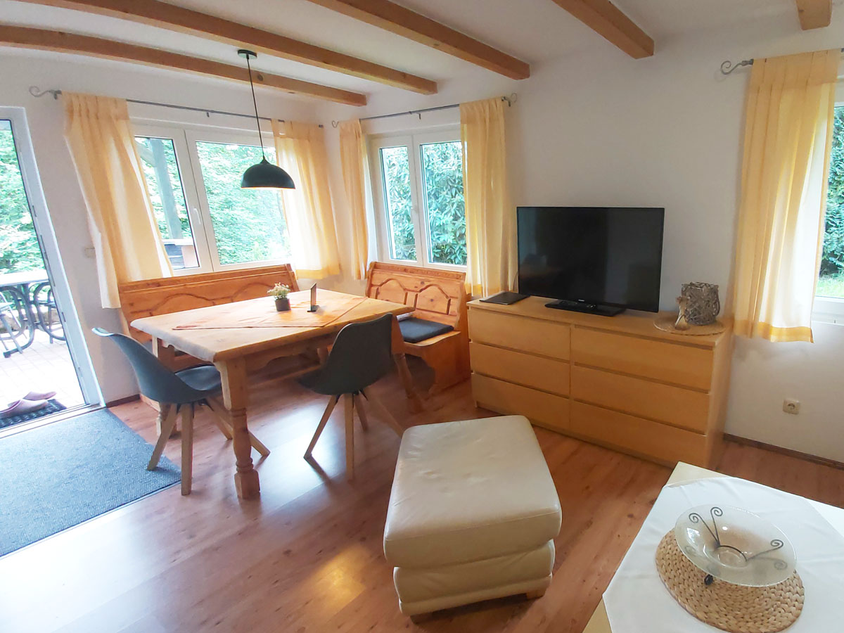 Ferienhaus Dorfbachklamm - Wohnzimmer mit Essecke und Flat-TV