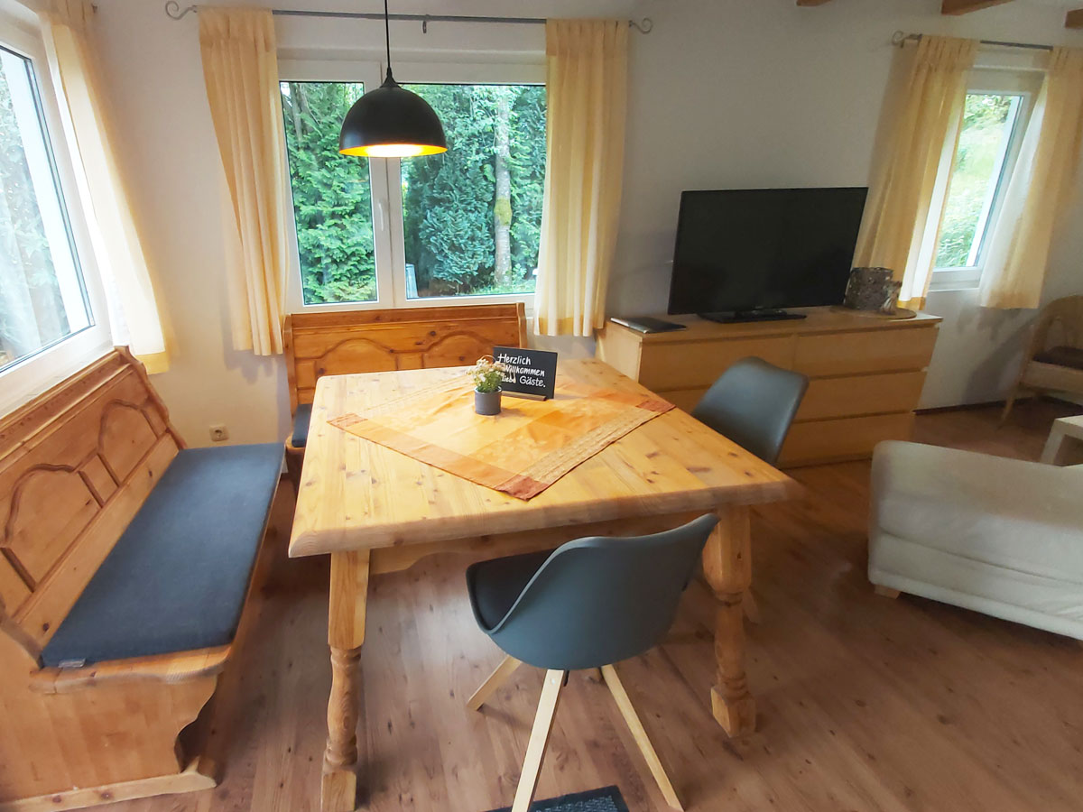 Ferienhaus Dorfbachklamm - Wohnzimmer mit Essecke