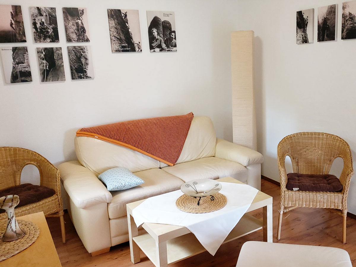Ferienhaus Dorfbachklamm - Wohnzimmer mit Sofa und Couchtisch